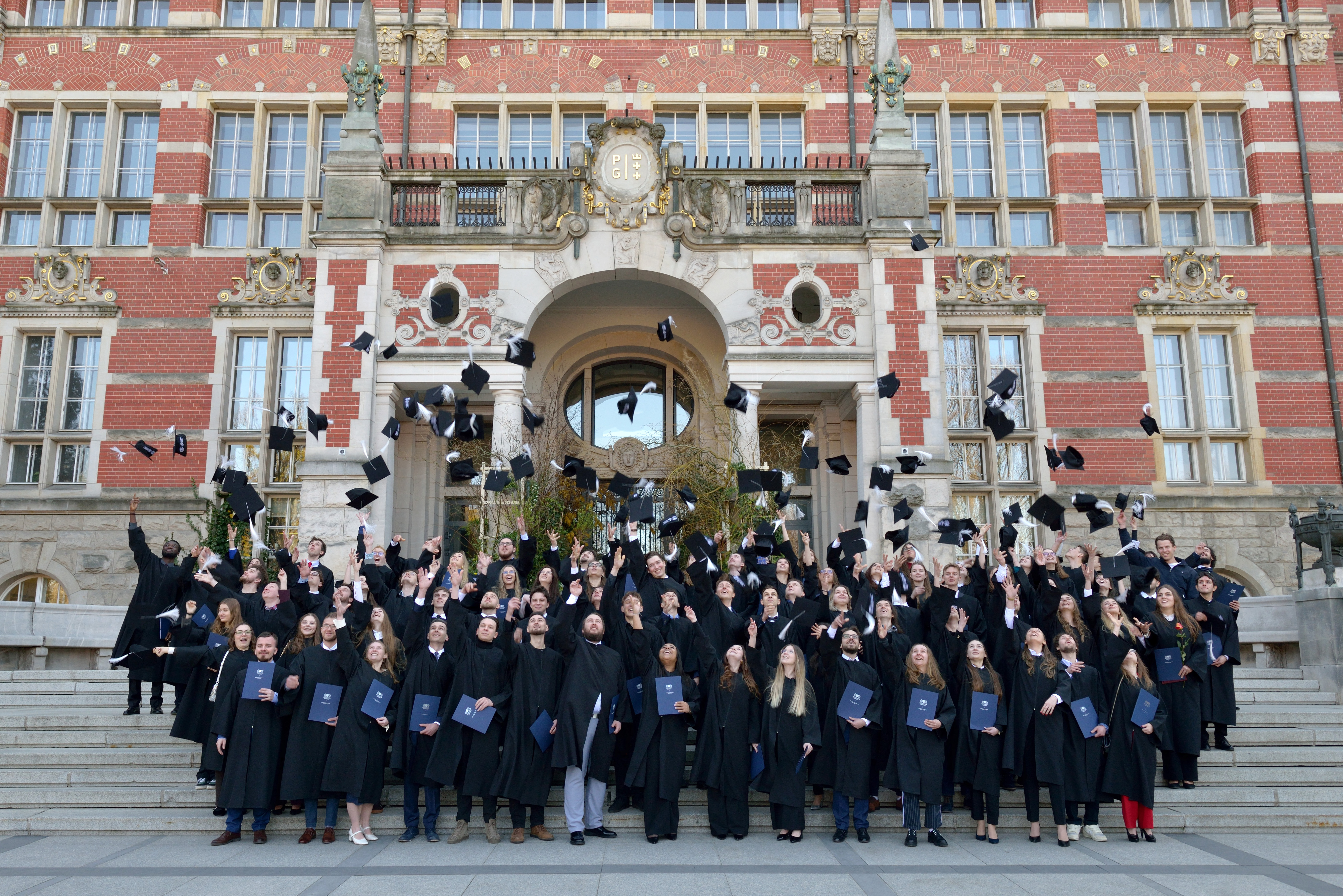 Absolwenci WIMiO z dyplomami fot. Krzysztof Krzempek/PG