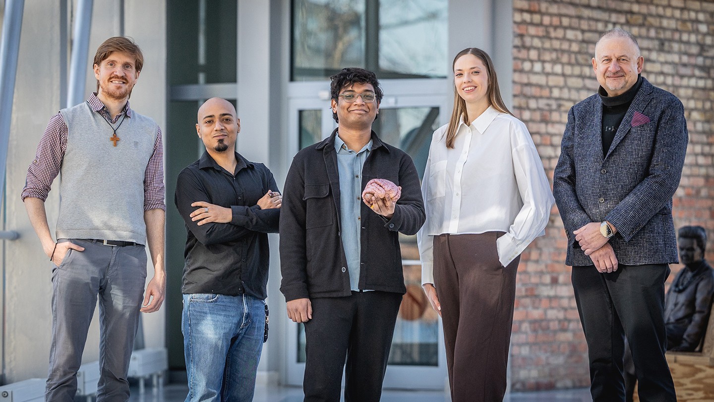 Na zdjęciu, od prawej: dr hab. Michał Kucewicz, prof. PG, dr Jesus Garcia-Salinas, Sathwik Prathapagiri , Marina Skierkowska oraz  prof. Andrzej Czyżewski. Fot. Krzysztof Mystkowski/PG