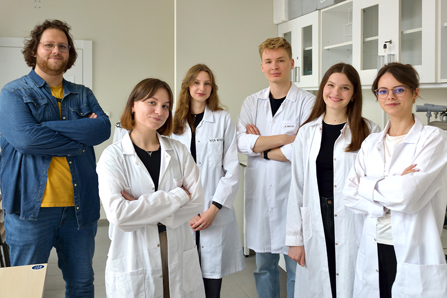 Na zdj. od lewej: dr inż. Marcin Wekwejt ze studentami KN Materiały w Medycynie: Magdaleną Górecką, Kają Stanisłwaską, Wojciechem Światlakiem, Alicją Stawicką i Anną Melnyk. Podczas targów działania badawcze i nagrodzone cementy prezentowały Kaja Stanisławska i Alicja Stawicka. Fot. Krzysztof Krzempek / Politechnika Gdańska