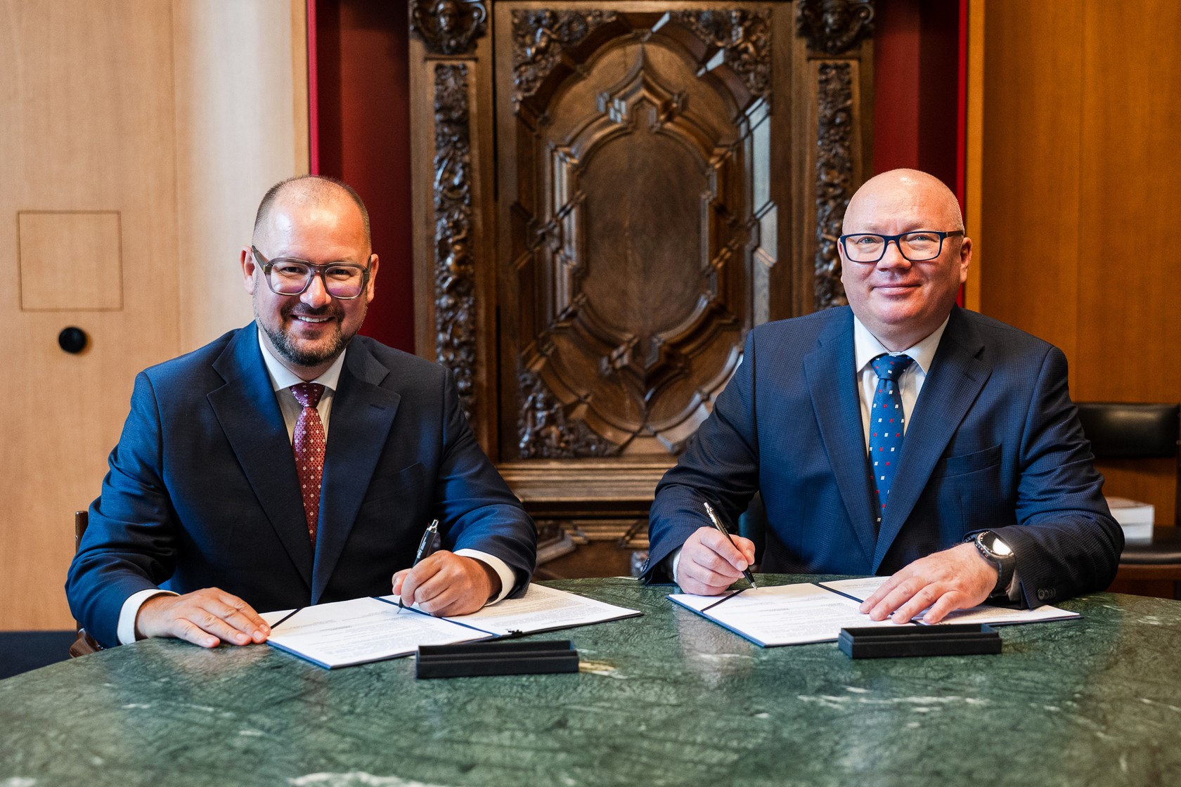 Politechnika Gdańska podpisała umowę o współpracy z LEX AI. Na zdjęciu od lewej: mec. Kajetan Komar-Komarowski, prezes zarządu LEX AI oraz prof. Krzysztof Wilde, rektor PG. Fot. Karol Stańczak/PG