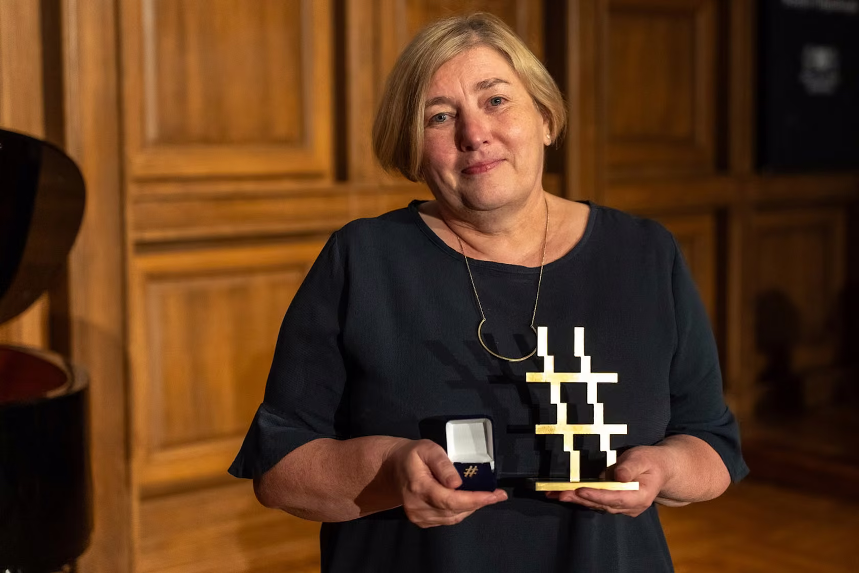 Elżbieta Marczak, Wydział Architektury

"Wykładowczyni, która nie tylko prowadzi zajęcia i w mądry sposób przekazuje swoją wiedzę i doświadczenie, ale także osoba, która mobilizuje mnie do działania. Wskazuje konkretne kroki, jak mogę poszerzać swoje umiejętności.  Dzieli się ciekawymi inicjatywami, konkretnie pomaga wprowadzić je w życie, udziela rad co warto poprawić. Zawsze można liczyć na jej radę i profesjonalną wiedzę. Ma wobec nas zaufanie". Fot. Dawid Linkowski/PG PG 