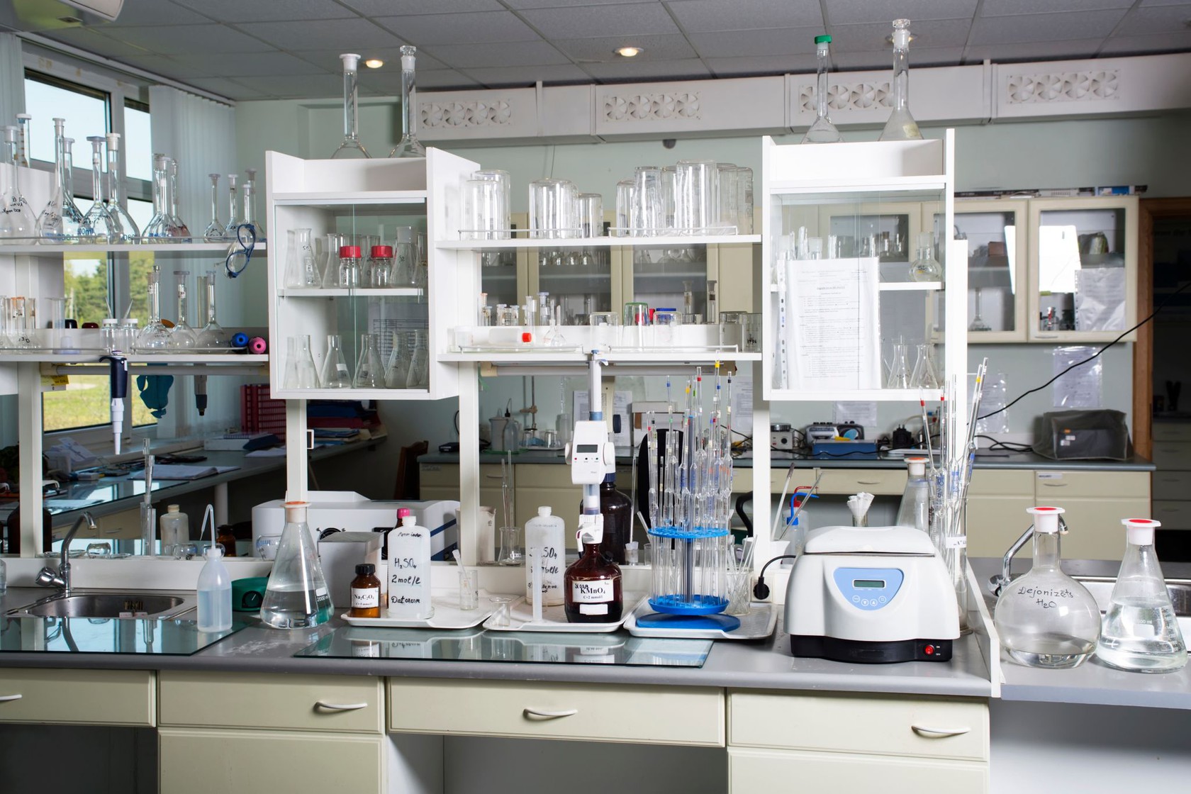 Laboratorium chemiczne pełne sprzętu - miarek, zlewek, buteleczek szklanych itd.