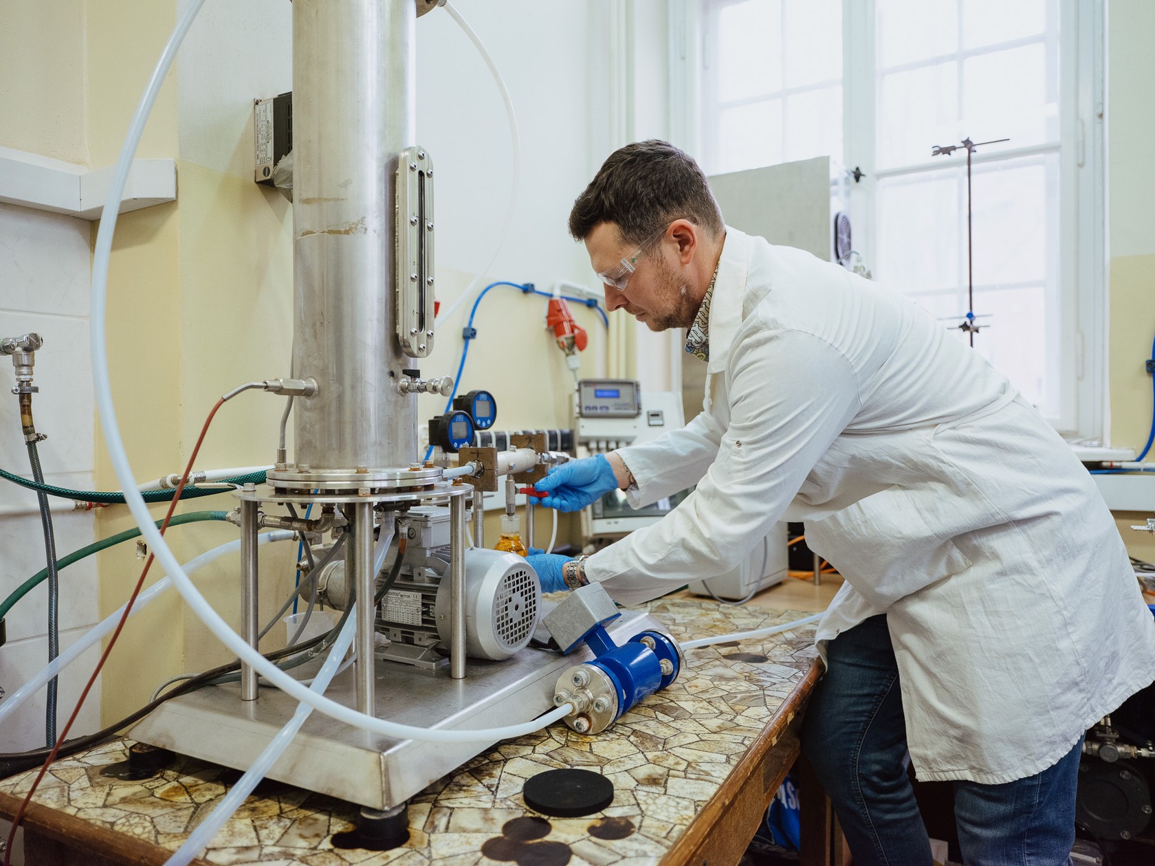 Prof. Grzegorz Boczkaj w laboratorium