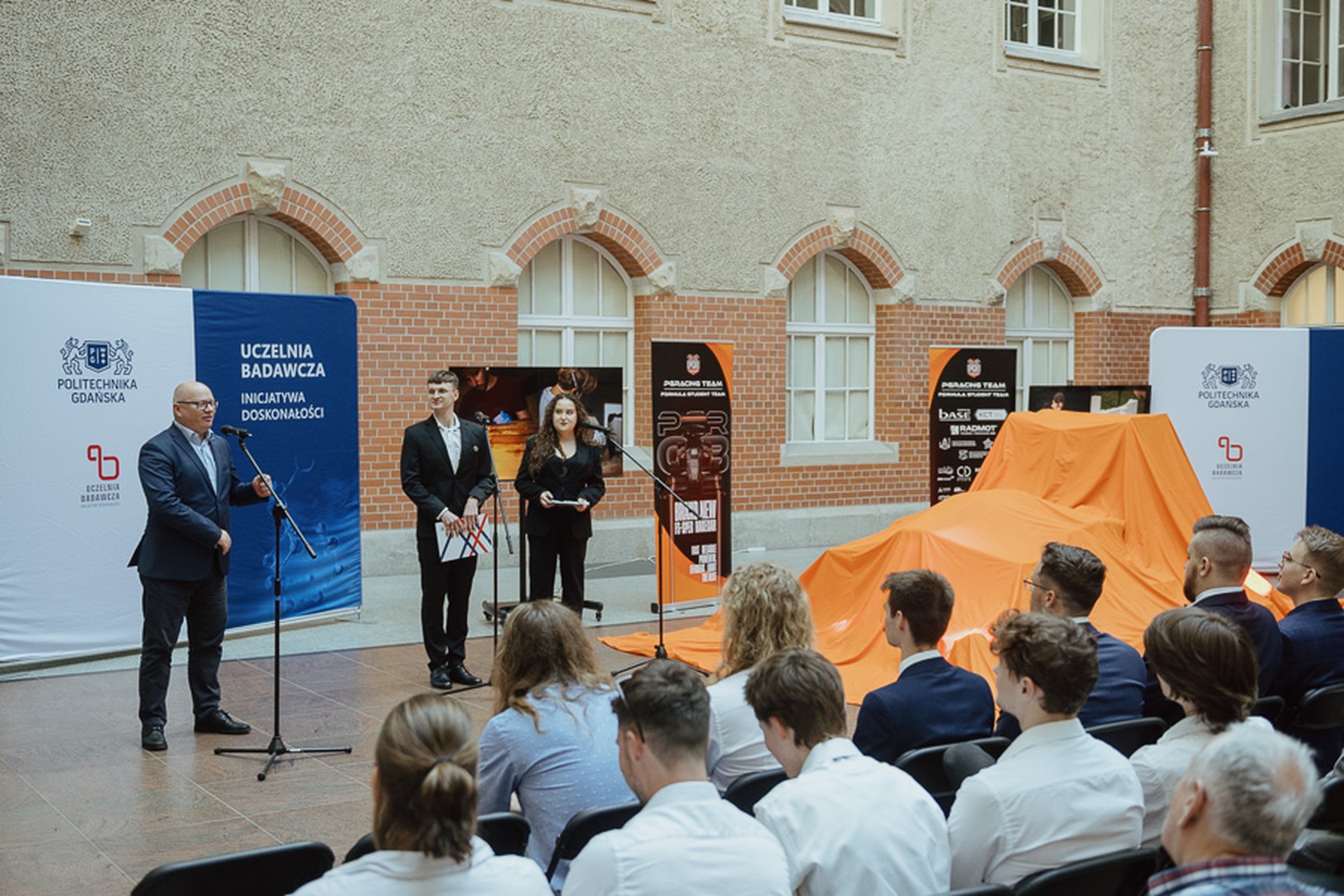 Prof. Krzysztof Wilde, rektor PG pogratulował studentom z PGRacing Team nowo powstałego bolidu oraz życzył sukcesów podczas zawodów Formuła Student. Fot. Bartosz Bańka/PG