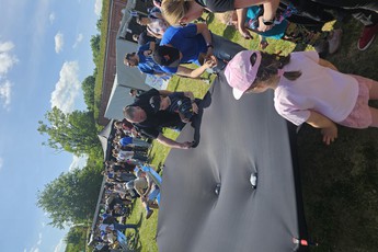 wiele osób podczas pikniku naukowego