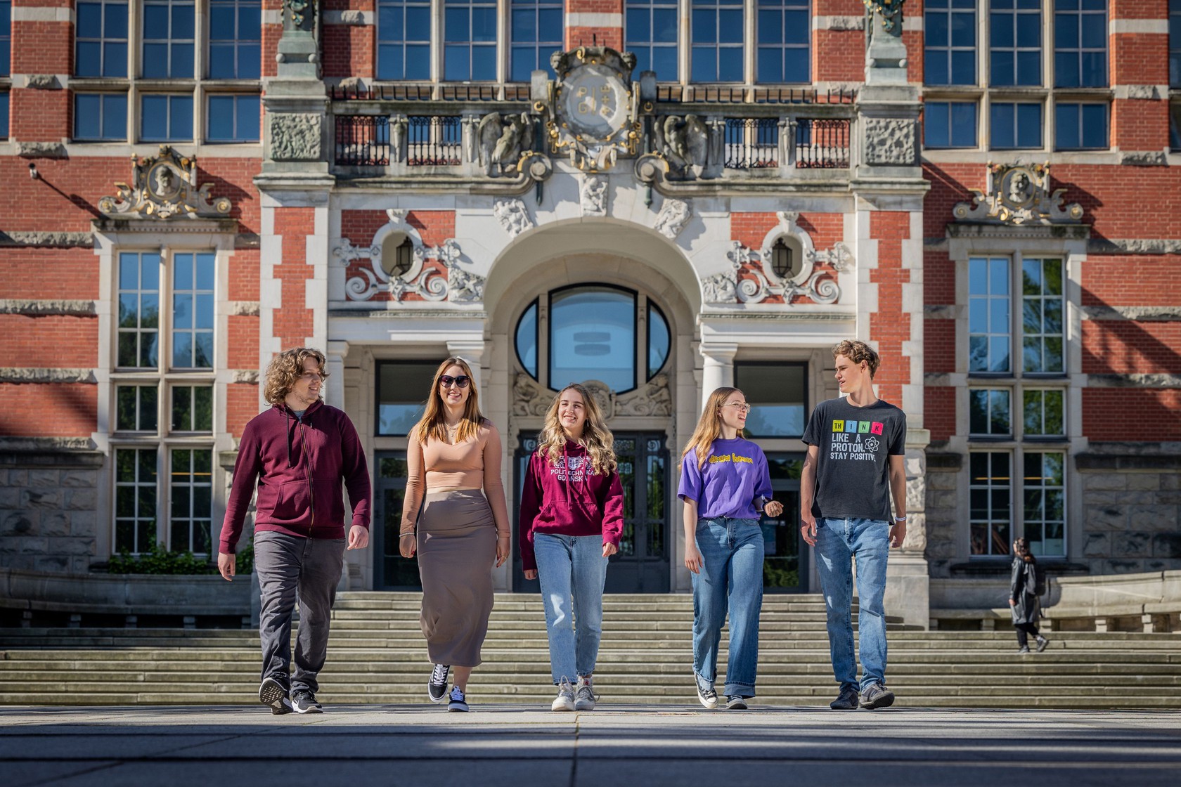 Studenci przed Gmachem Głównym