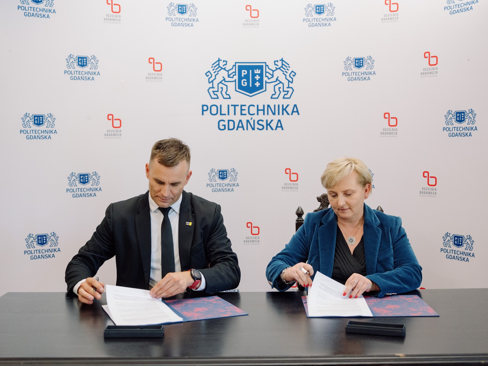 Sygnatariuszami umowy byli prof. Justyna Kucińska-Lipka, prorektor ds. rozwoju oraz Przemysław Starzyński, kierownik Biura Inicjatyw Innowacyjnych ENEA. Fot. Bartosz Bańka/PG