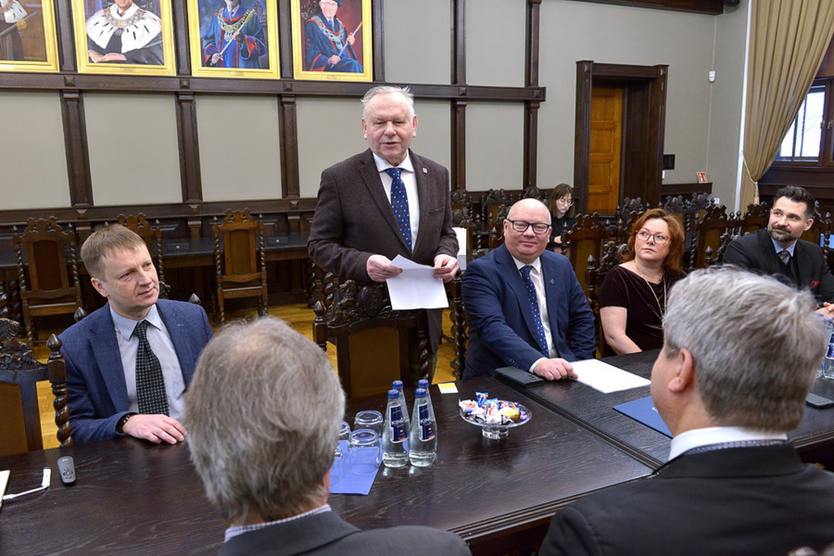 Na zdj. od lewej: dr inż. Piotr Kaczmarek, prodziekan ds. współpracy i promocji oraz zastępca kierownika Katedry Sygnałów i Systemów na Wydziale Elektroniki, Telekomunikacji i Informatyki, prof. Józef Sienkiewicz, prorektor ds. współpracy PG, prof. Krzysztof Wilde, rektor PG, prof. Iwona Kochańska, kierownik Katedry Sygnałów i Systemów, dr Bartosz Wiśniewski, kierownik InterHubu PG. Fot. Krzysztof Krzempek / Politechnika Gdańska
