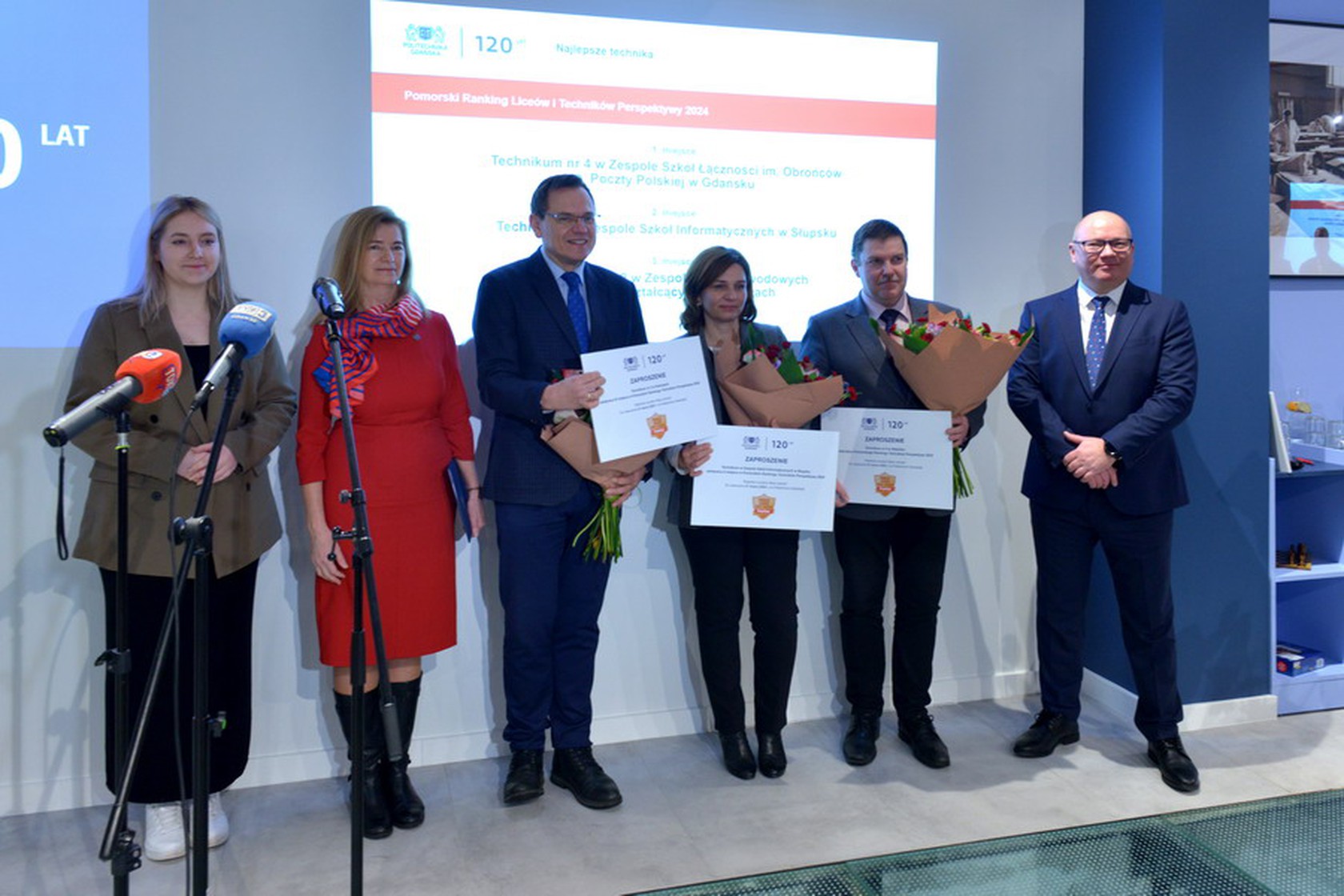 Na zdjęciu: prof. Krzysztof Wilde, rektor PG, prof. Barbara Wikieł, prorektor ds. studenckich PG, Oliwia Hauchszulz, przewodnicząca Samorządu Studentów PG oraz dyrektorzy szkół: Wojciech Władziński, dyrektor Technikum nr 4 w Gdańsku, Monik Stępnik, dyrektorka Technikum w Zespole Szkół Informatycznych w Słupsku oraz Mirosław Szutenberg, dyrektor Technikum nr 2 w Kartuzach. Fot. Krzysztof Krzempek/PG
