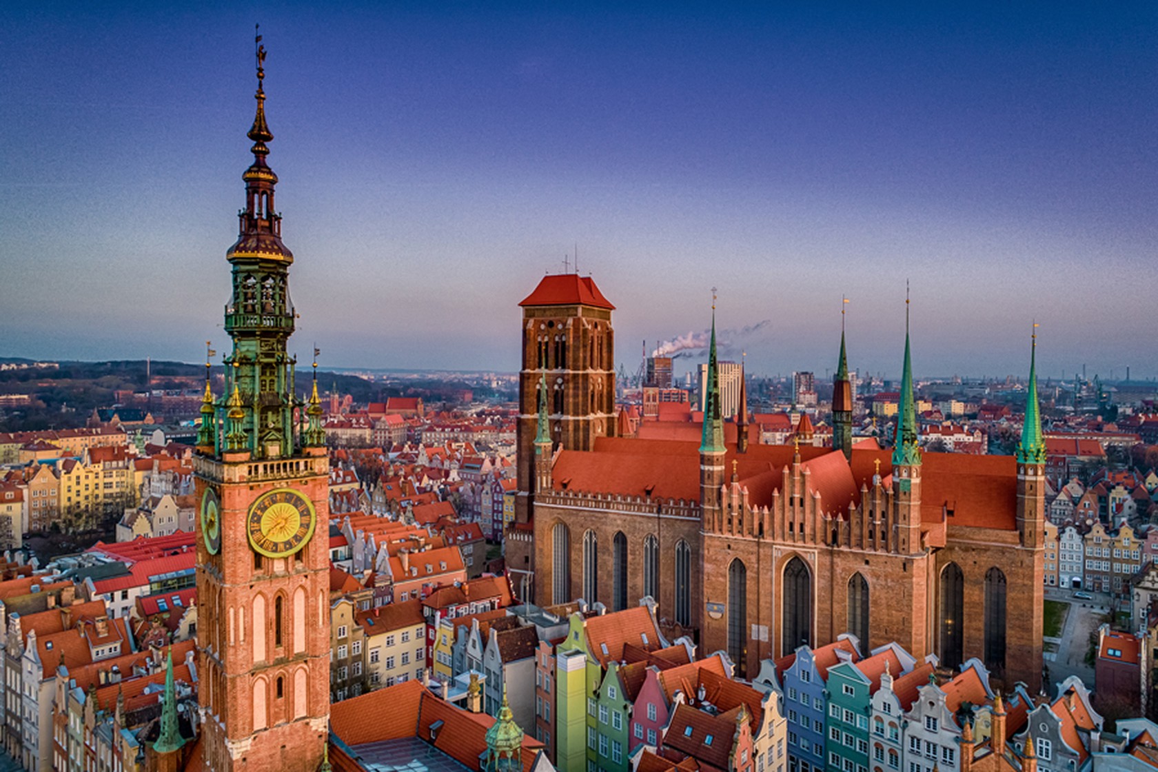 Panorama Gdańska. Widoczny Ratusz Głównego Miasta oraz bazylika Mariacka.