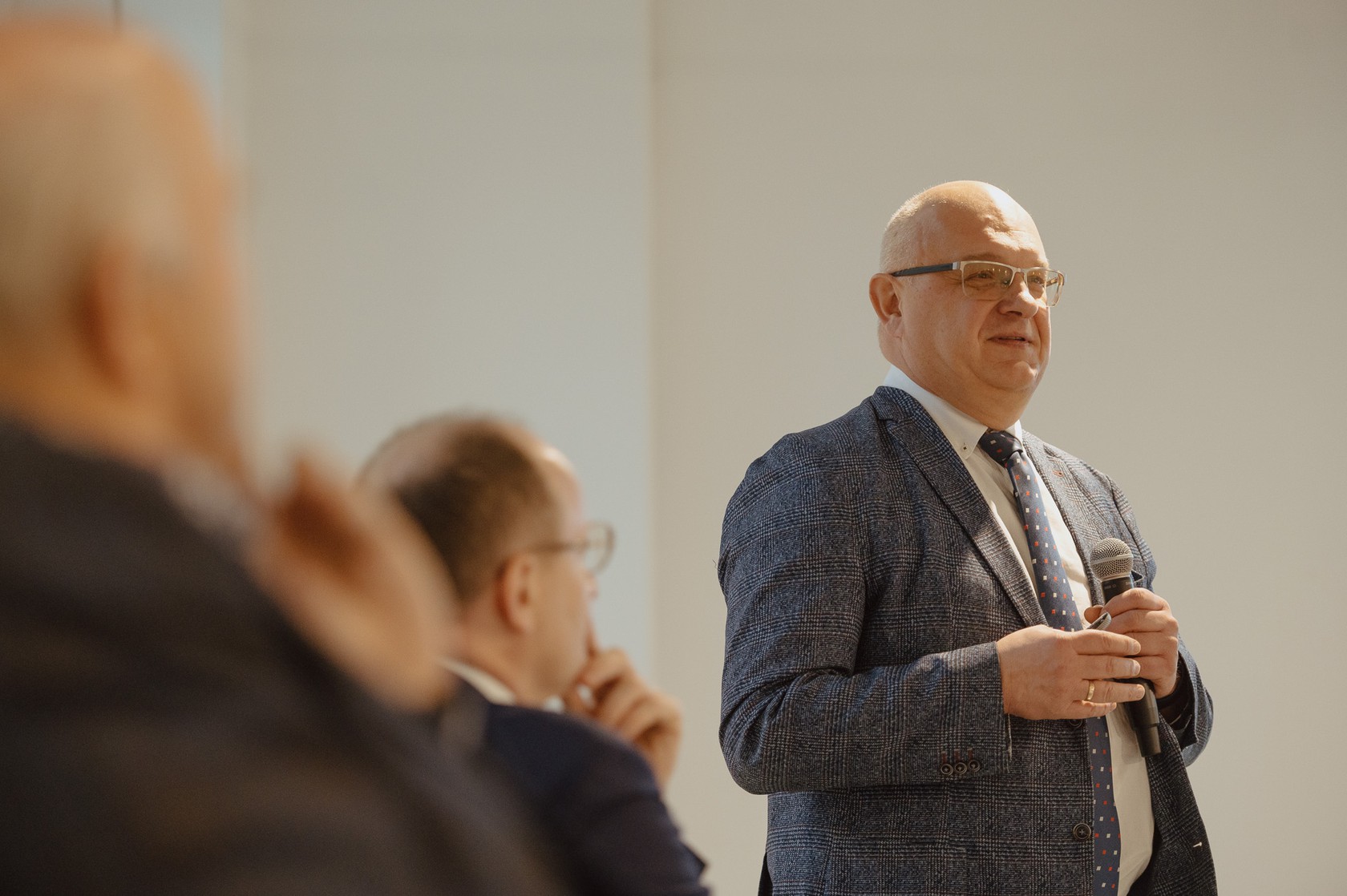 Prof. Dariusz Mikielewicz, prorektor ds. organizacji i rozwoju podczas konwersatorium poświęconemu Climate Tech. Fot. Bartosz Bańka/PG