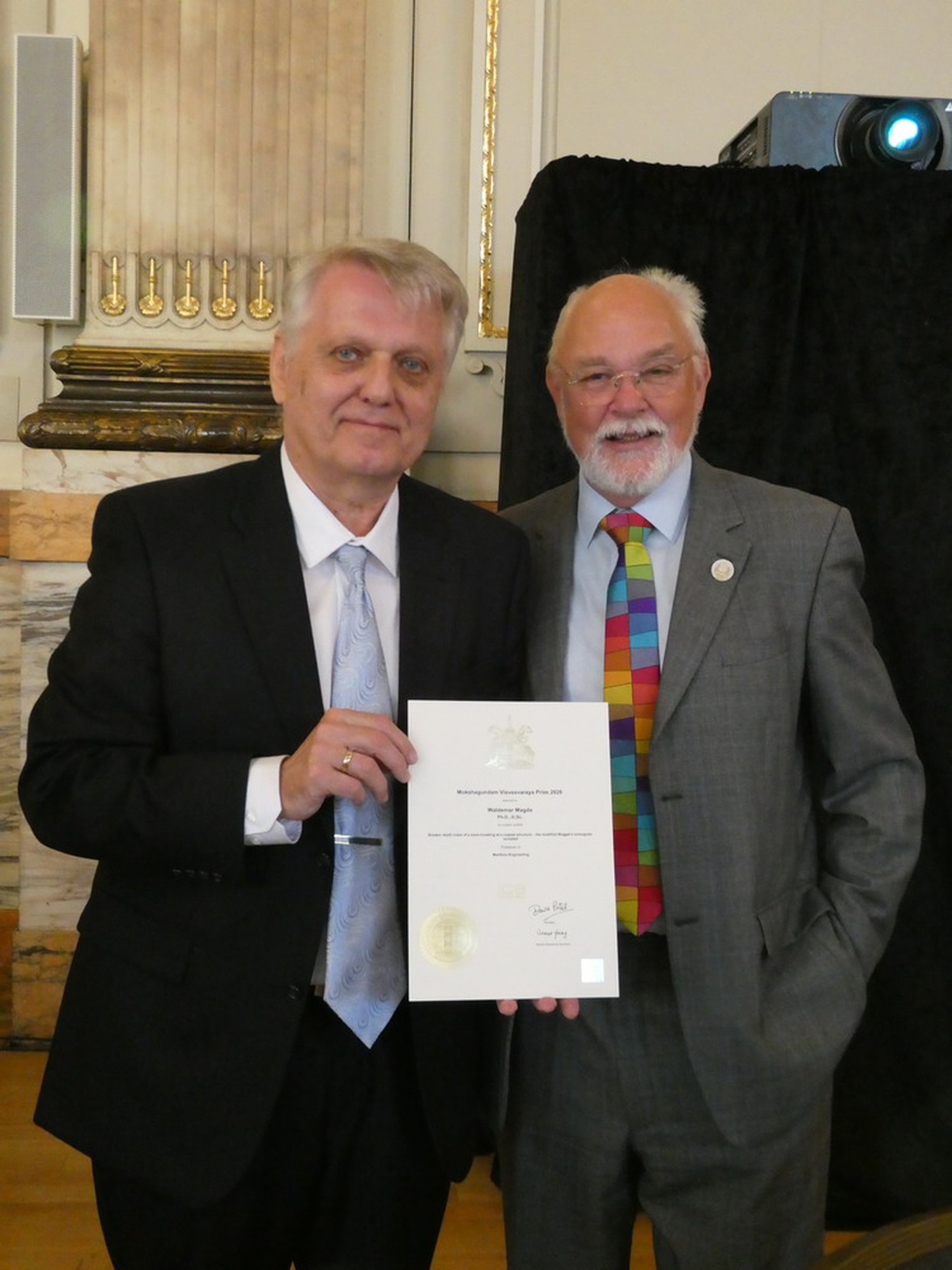 Prof. Waldemar Madda, wraz z przewodniczącym Komitetu Nagród ICE, prof. Timem Broydem.