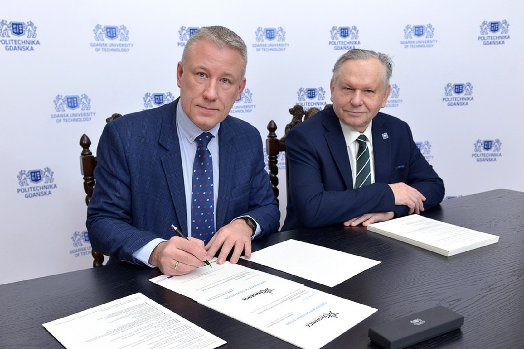 Na zdjęciu prof. Mariusz Kaczmarek, prorektor ds. kształcenia oraz Józef E. Sienkiewicz, prorektor ds. współpracy. Fot. Krzysztof Krzempek/PG