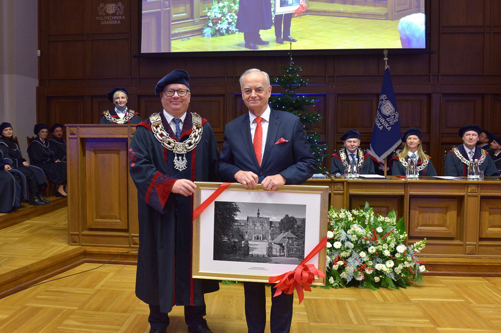 Dr Zbigniew Canowiecki otrzymał tytuł Osobowość Roku Politechniki Gdańskiej 2024. Wyróżnienie wręczył prof. Krzysztof Wilde, rektor PG. Fot. Krzysztof Krzempek/PG