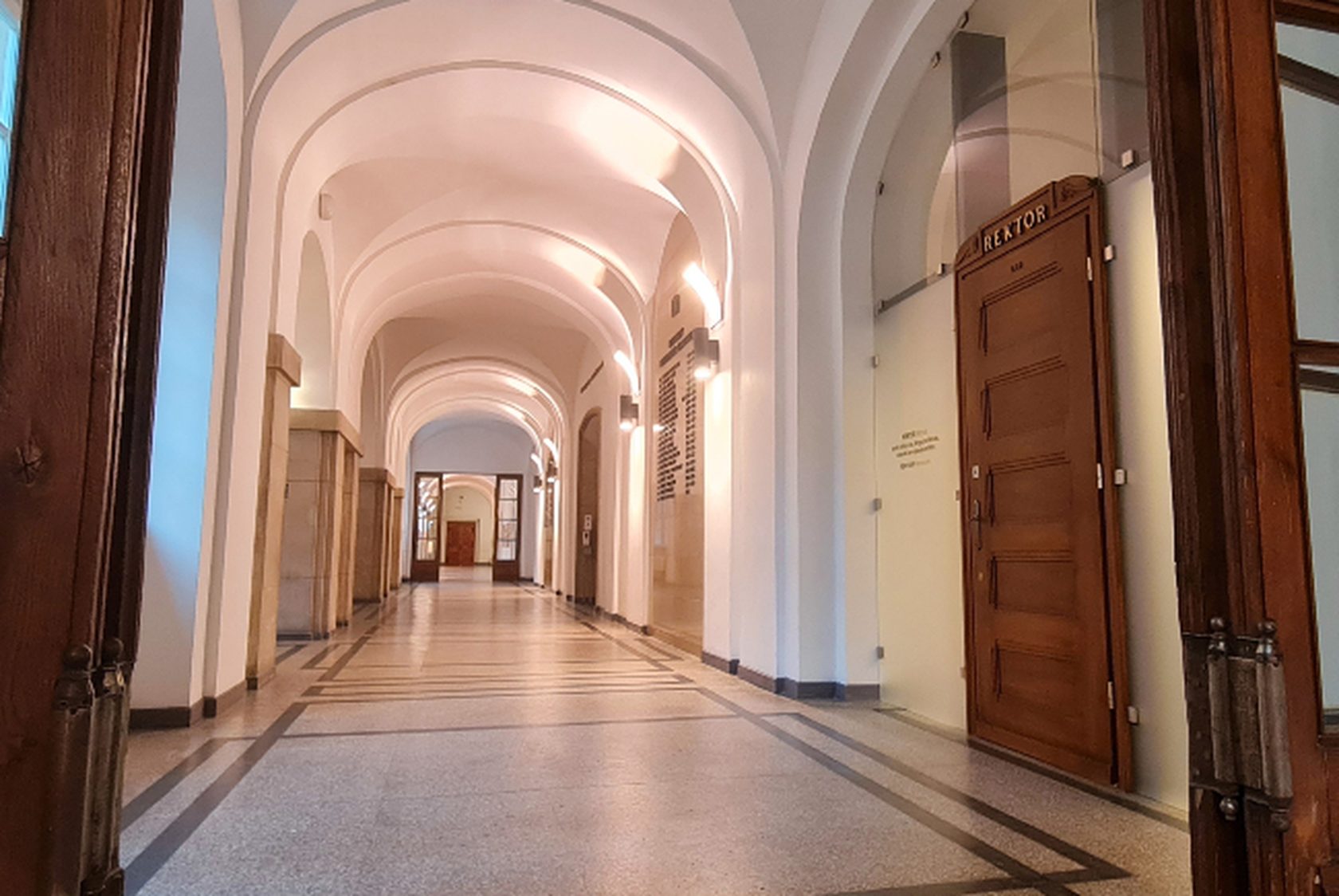 widok na korytarz na poziomie 200 w Gmachu Głównym PG, w perspektywie rektorat i Sala Senatu