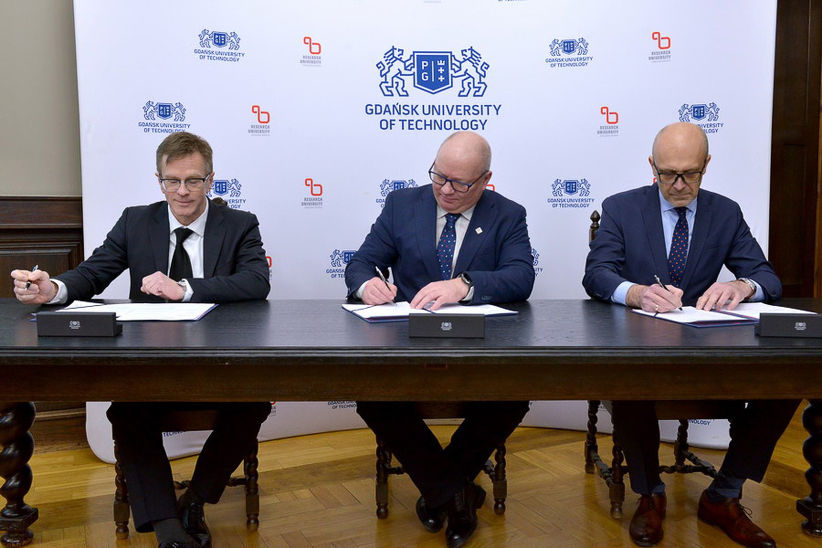 Na zdj. od lewej: Bernd Szukay, dyrektor zarządzający ELAC SONAR, Krzysztof Wilde, rektor PG, Maciej Rek, prezes zarządu Enamor. Fot. Krzysztof Krzempek / Politechnika Gdańska