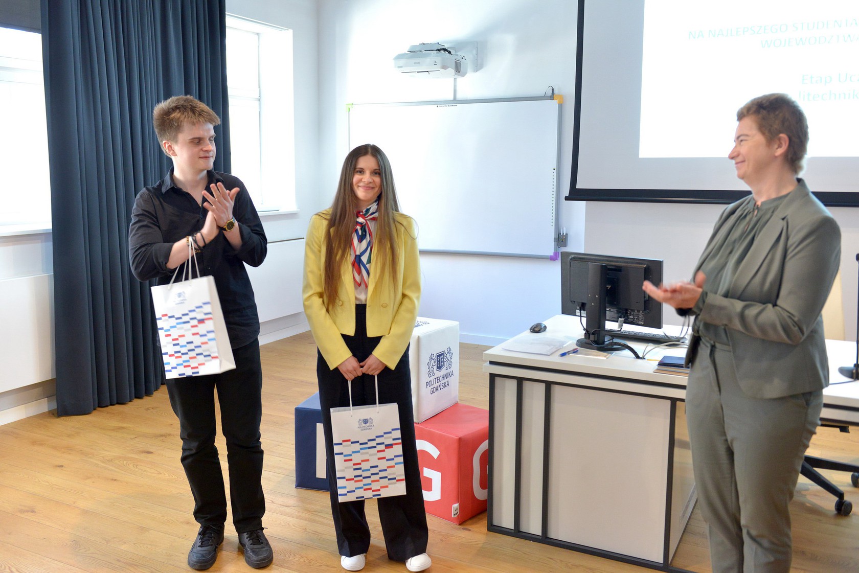 Uczestnicy etapu uczelnianego konkursu "Czerwona Róża". Fot. K. Krzempek