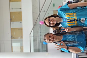 dwie kobiety w koszulkach z logo BFN