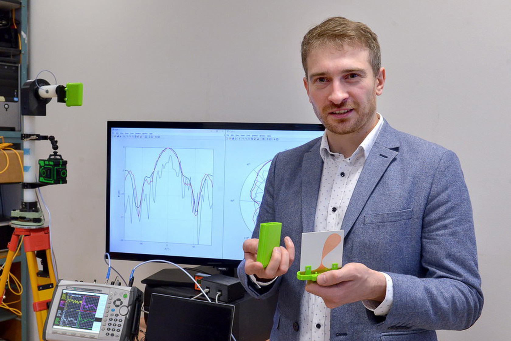 Prof. Adrian Bekasiewicz w laboratorium