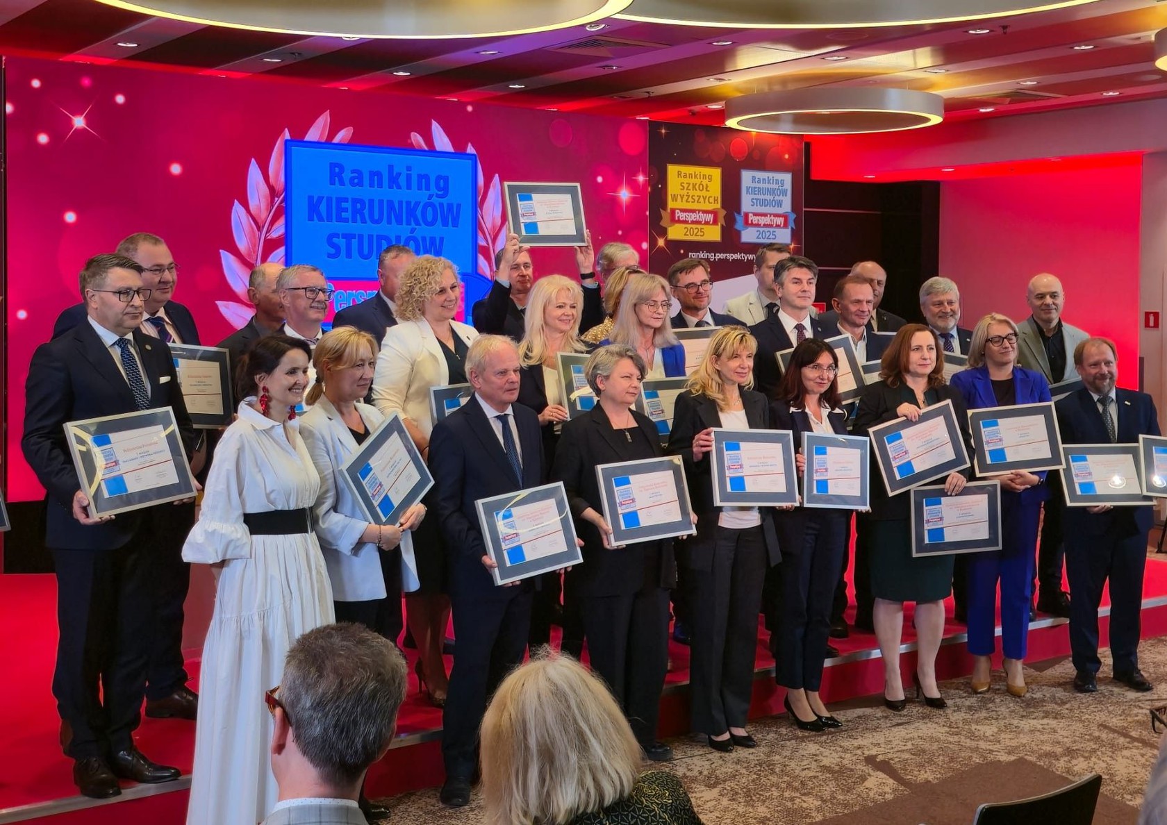 Gala Rankingu Szkół Wyższych Perspektywy 2025 - laureaci Rankingu Kierunków Studiów. Z naszej uczelni na 1. miejscu znalazły się: architektura, inżynieria środowiska oraz technologia chemiczna.
Fot. dr inż. Arkadiusz Ostojski, prof. PG.
