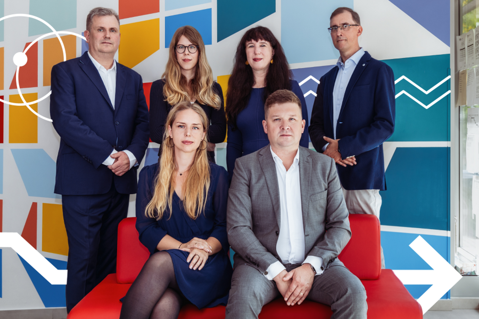 Zespół odpowiedzialny za powstanie publikacji „The Big Book of Online Education”. W górnym rzędzie od lewej: prof. Mariusz Deja, mgr Kinga Dytrych, dr Iwona Mokwa-Tarnowska, mgr Maciej Zaremba; w dolnym rzędzie od lewej: mgr Alina Guzik, dr inż. Maciej Chodnicki. Fot. Joanna Szakoła