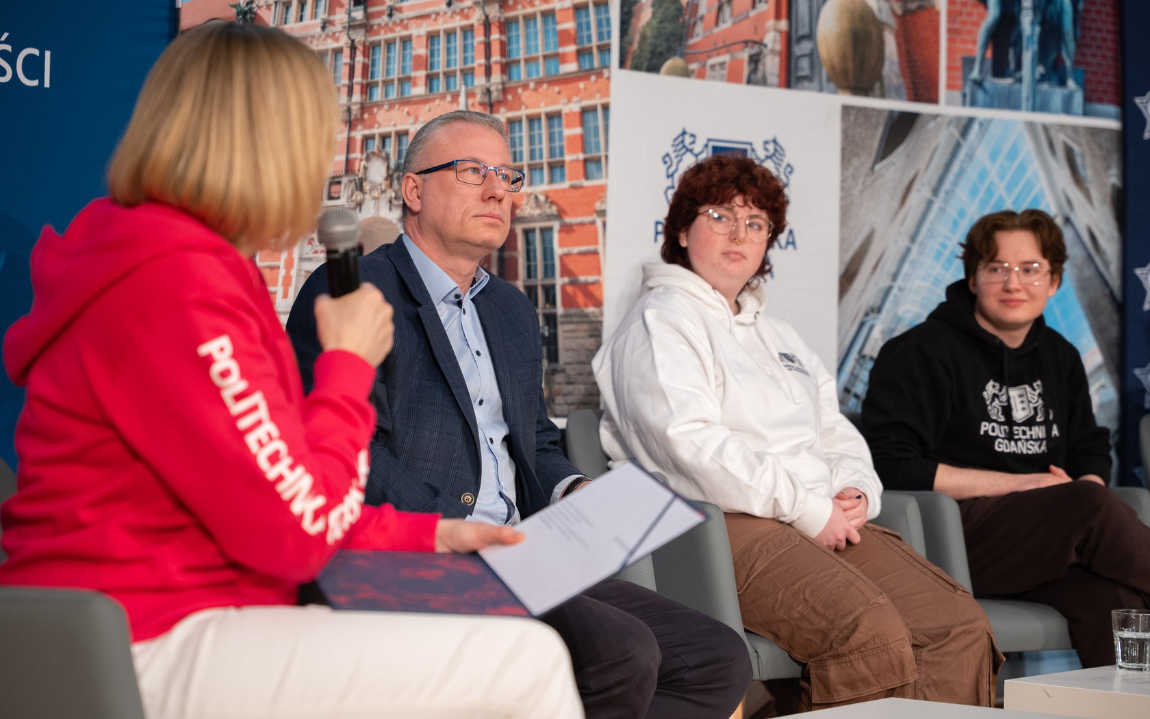 W debacie udział wzięli: prof. Mariusz Kaczmarek, prorektor ds. kształcenia, dr inż. Marcin Szczepański (WILiŚ), mgr inż. Barbara Klaudel (WETI/Lion.AI) oraz studenci Zuzanna Reszka (WZiE), Feliks Czenske (WFTiMS) i Mikołaj Bąk (WETI). Dyskusję moderowała prof. Joanna Mytnik. Fot. Damian Kwiatkowski/PG