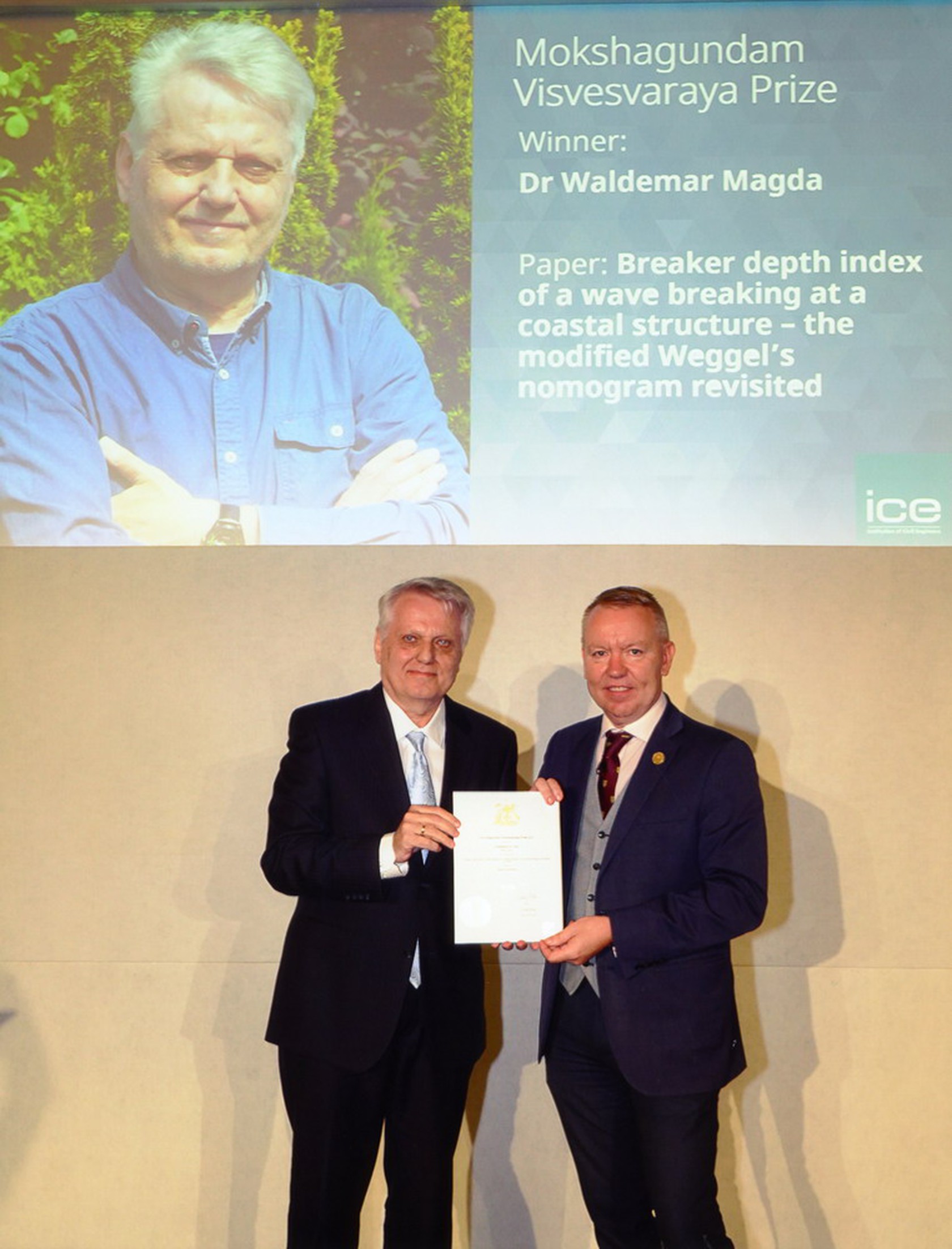 Moment wręczenia nagrody prof. Waldemarowi Magdzie przez Prezydenta ICE - pana Davida Portera.