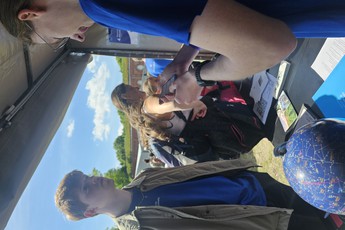 Osoby odwiedzające namiot z pokazami eksperymentów, podczas pikniku naukowego