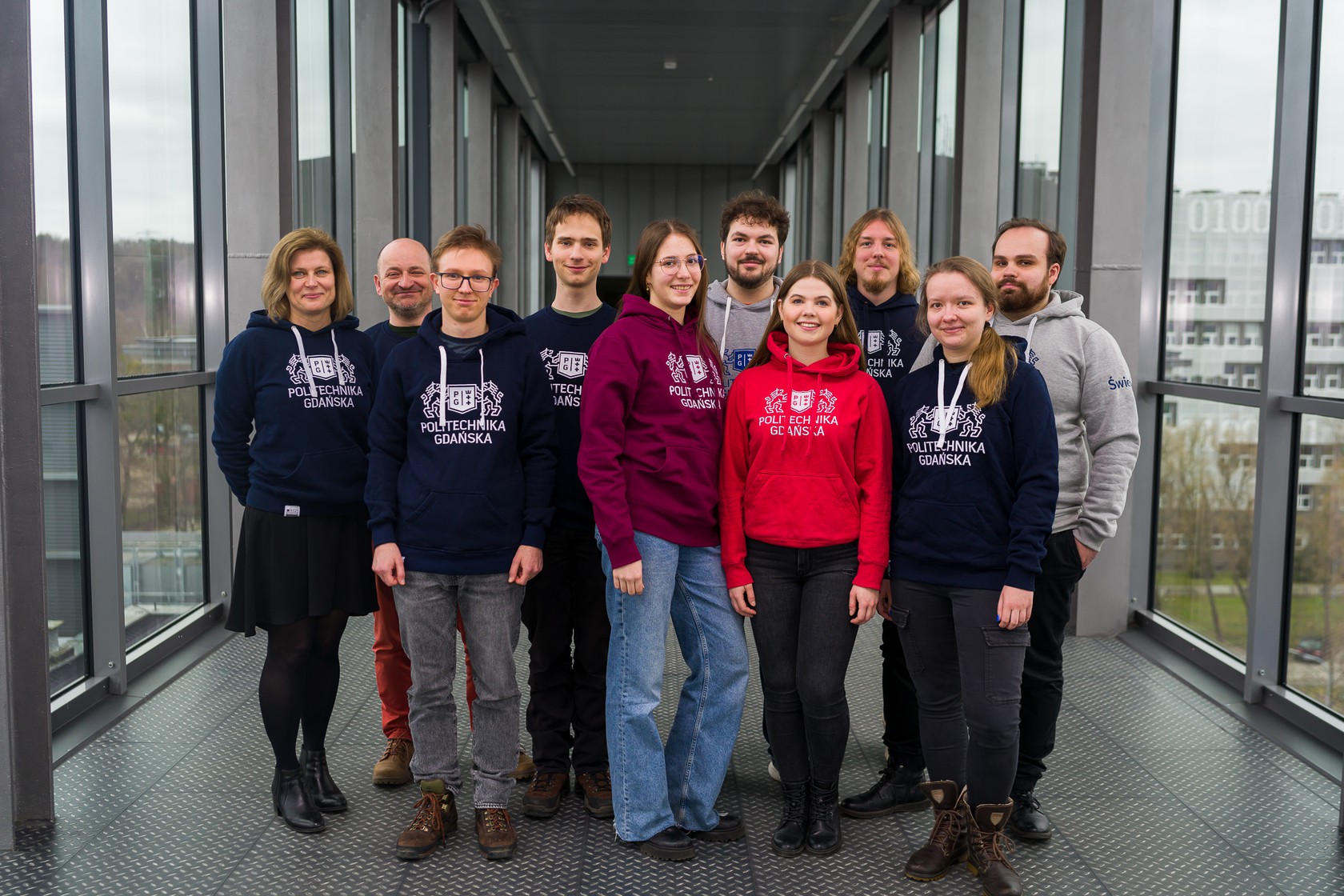 Grupa studentów w kolorowych bluzach
